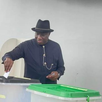 Jonathan urges Nigerians to vote after casting ballot