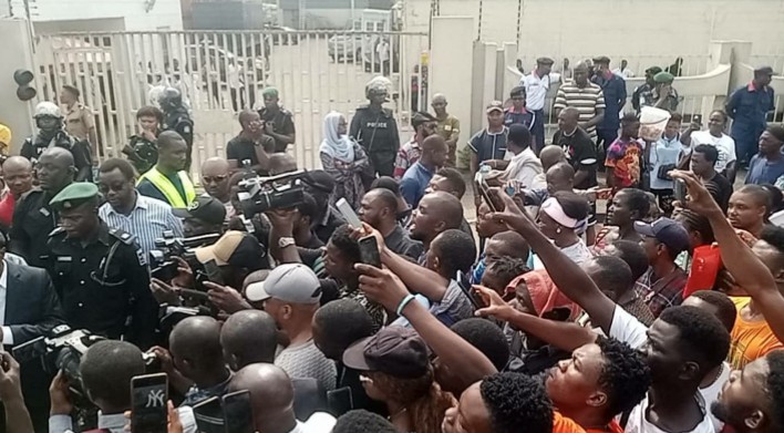 Naira scarcity: CBN disburses N1b after protesters block annex in Edo