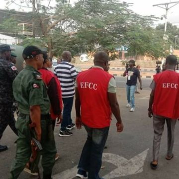 PHOTO: EFCC operatives storm Tinubu’s polling unit for inspection