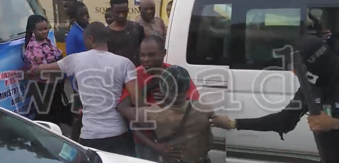 Edo state government officials evacuating destitute, lunatics and beggars from Benin. Watch the video
