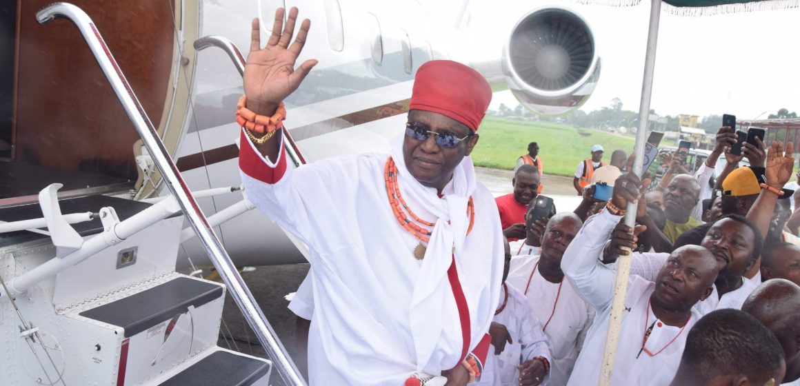 Benin residents jubilate as Oba Ewuare II returns from world tour