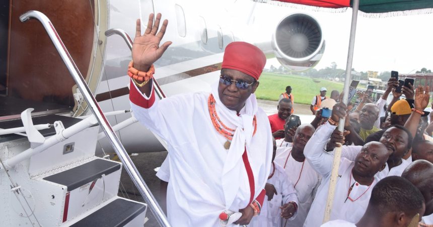 Benin residents jubilate as Oba Ewuare II returns from world tour