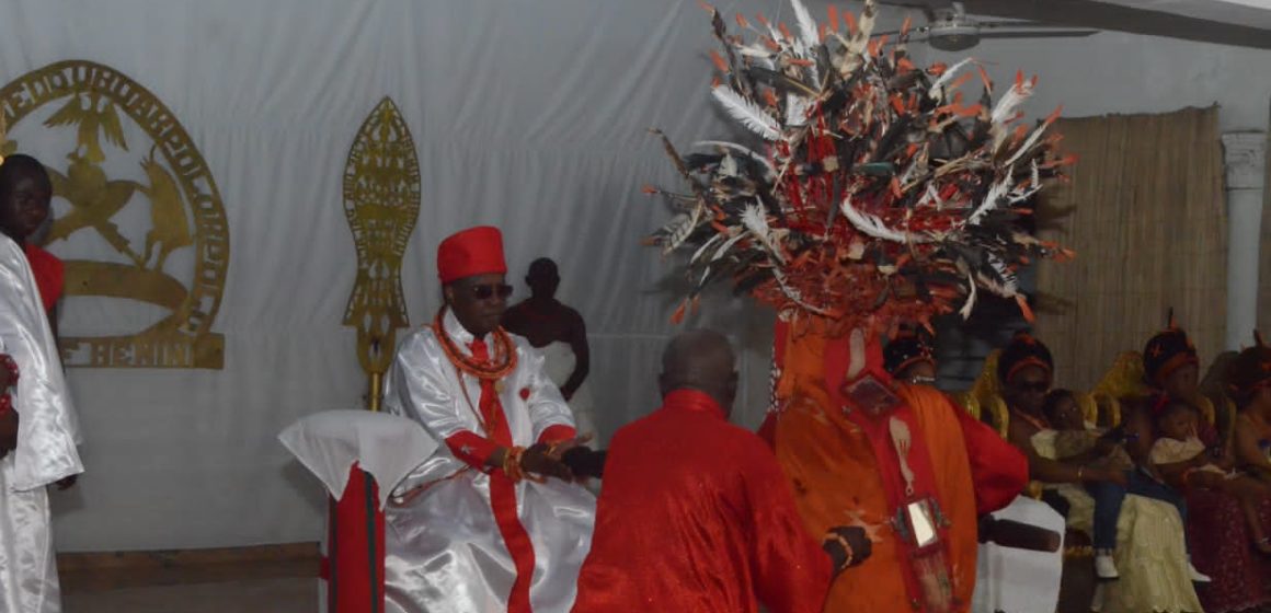 Igue festival: Oba of Benin commingles in a rare move with masquerades, doles out gifts