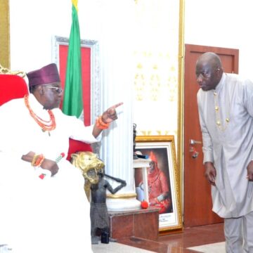 Jonathan parleys Oba of Benin on democracy talk