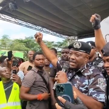 Police pledge refreshment to protesters