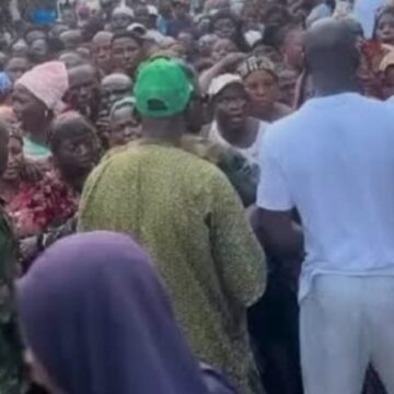 Hunger: Nigerians queue up for ‘politicians bread’