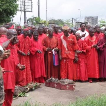 Priests lay curse on burglars of police station