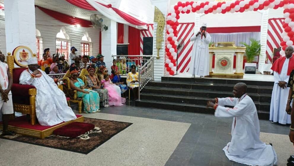 Oba of Benin honours ‘Igbo man’ with Royal beads