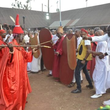 Oba of Benin troops defeat warriors in ‘mock battle’